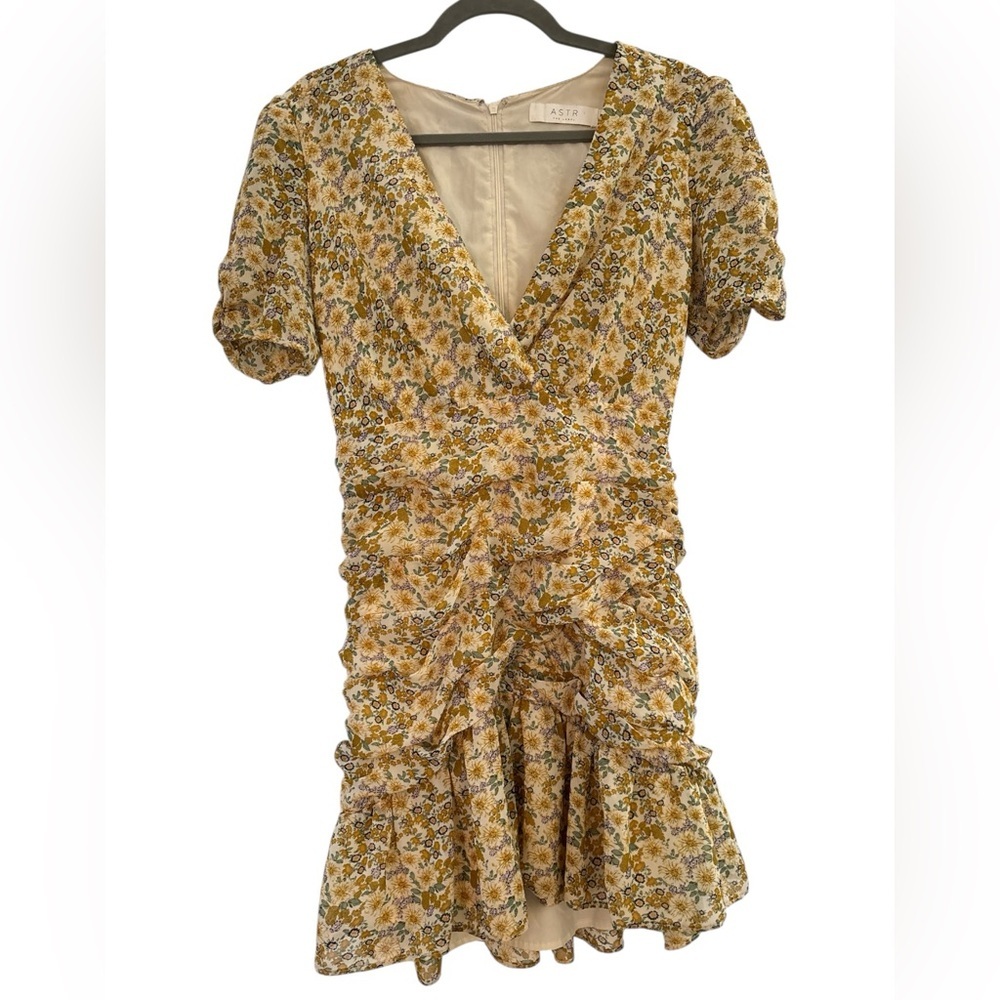 ASTR The Label Lucky Me Daisy Floral Ruched Mini Dress in Mustard Yellow Blue S - Picture 2 of 8